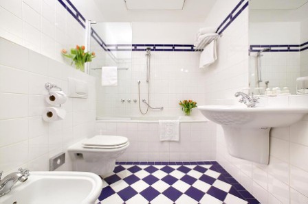 Белая ванная комната: сочетание цветов, оттенки, яркие акценты
