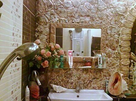 Помещение ванной комнаты, отделанной камнем - неотразимый дизайн для практичных людей