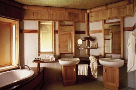 Богатый и современный дизайн ванной комнаты под дерево и дополнительные элементы