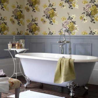 Образец дизайна ванной комнаты с обоями: сложно спорить о красоте и богатом виде