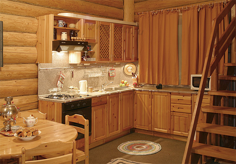 Как подобрать качестенный дизайн для кухни в деревянном доме и сочетать все нам необходимое?