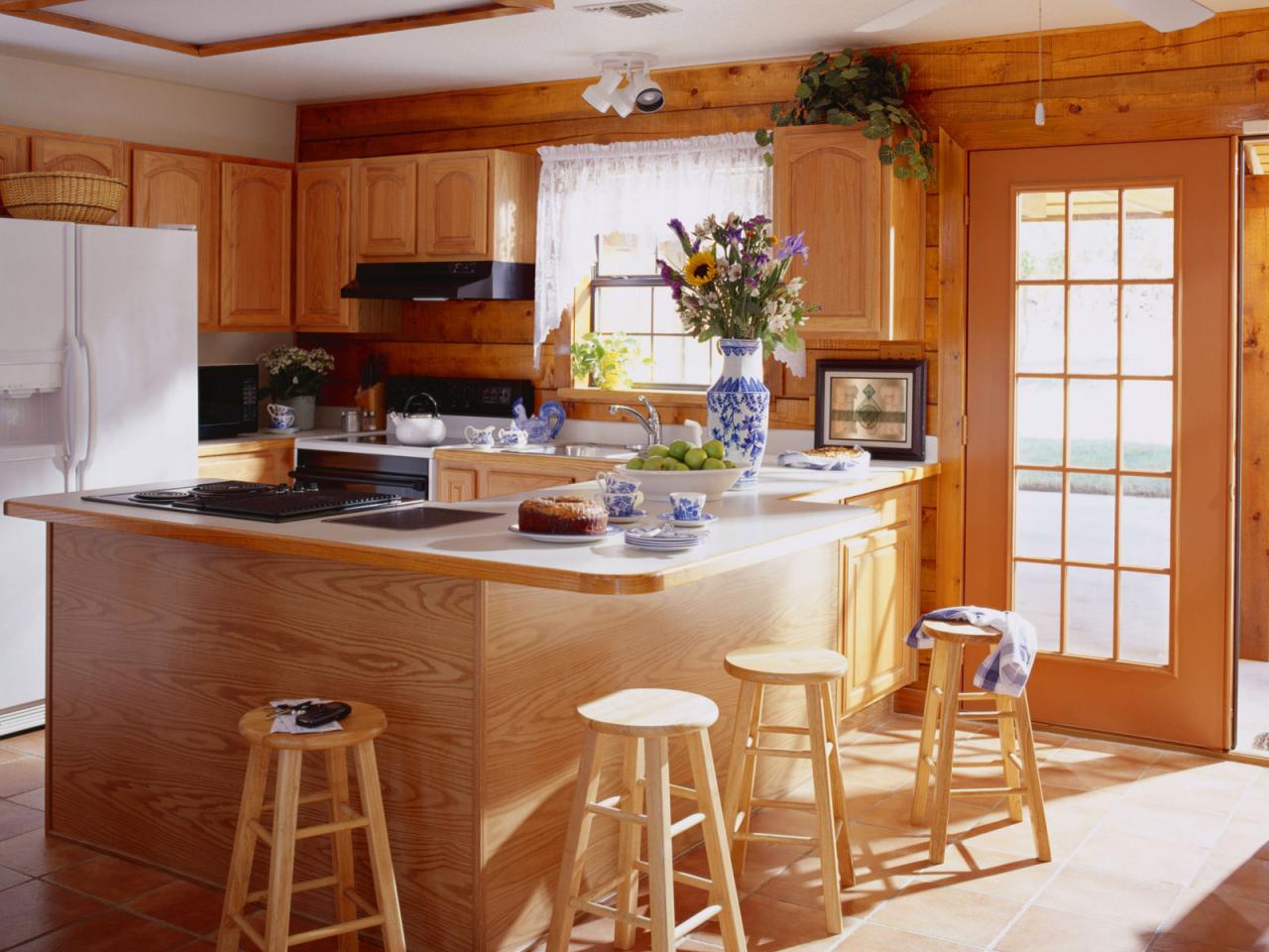 Как декорировать кухонное помещение в деревянном доме правильно и оригинально?