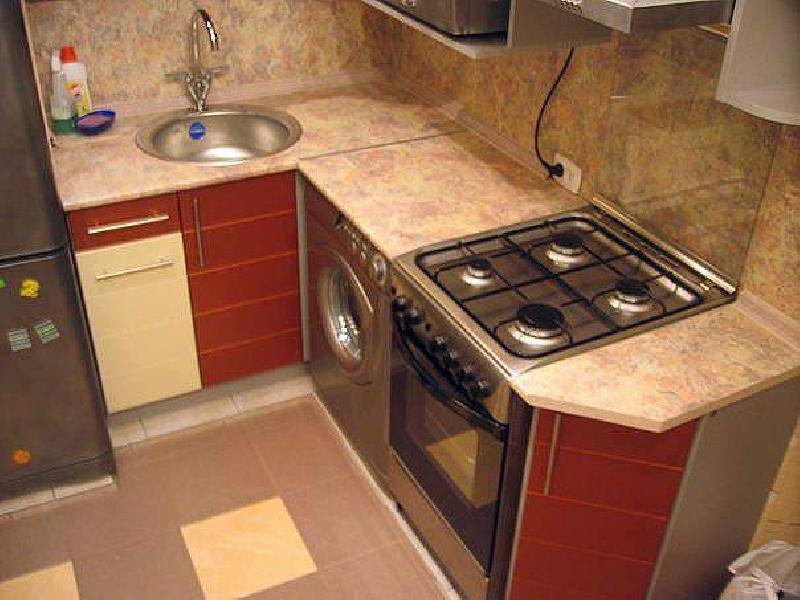 Форма и общее оформление кухонного гарнитура играют особенную роль на фоне маленького помещения