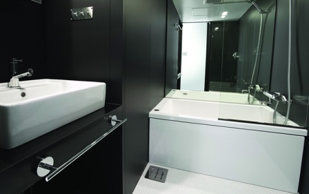 Черно-белые тона и оттенки в ванной комнате - классическая строгость стиля