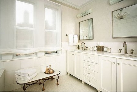 Классическая ванная в белом цвете - идеальный дизайн и интерьер