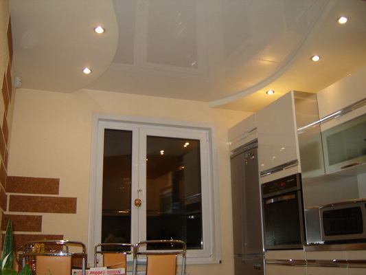 Характеристики натяжных потолков на кухне