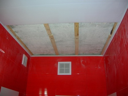 монтаж пластикового потолка в ванной