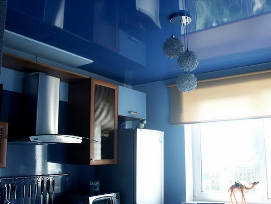Натяжной потолок на кухне - преимущества, дизайн, монтаж