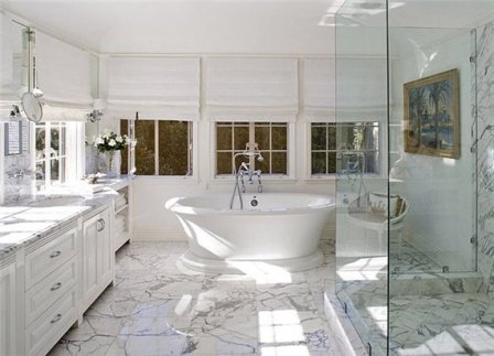 Ванная комната в белом цвете: отделка и декор помещения