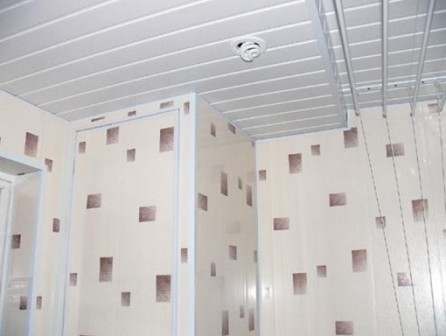 Выбирая влагостойкие стеновые панели в ванную, обязательно определитесь с их видом и характеристиками