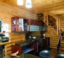 Как может быть оформлена и обустроена кухня в деревянном доме