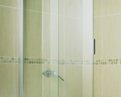 Стеклянные шторки – ультрамодное решение дизайна ванной комнаты