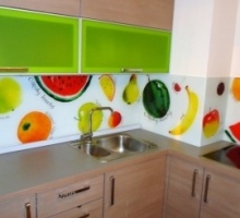 Стеклянные стеновые панели для кухни: преимущества и недостатки