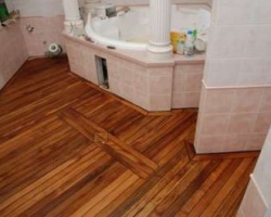 Деревянный пол в ванной: выбор материала, подготовка, монтаж