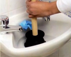 Прочистка канализационных труб санузла: практические рекомендации