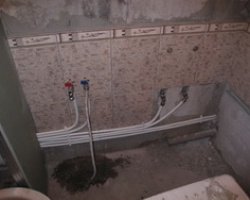 Какими способами можно спрятать трубы в ванной комнате
