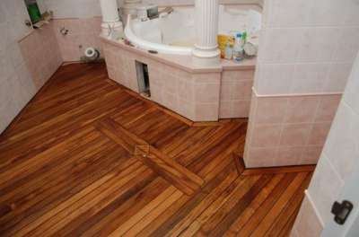 деревянный пол в ванной
