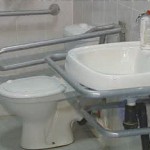 Поручни для инвалидов в санузлах: основные требования, комплектация и установка