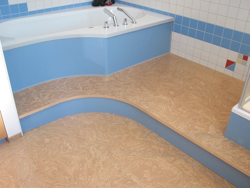 Пробковый пол в интерьере ванной