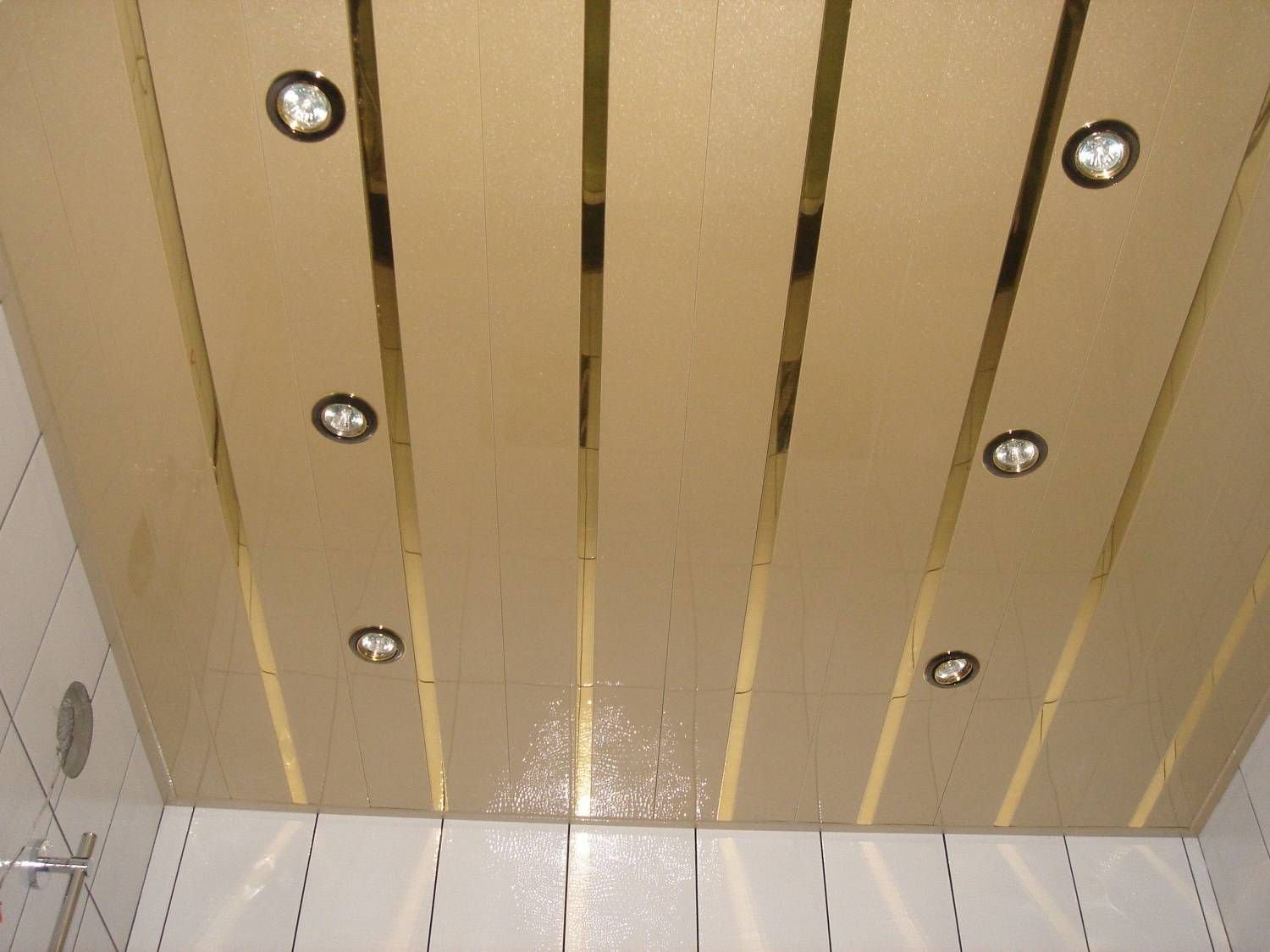 как делают реечный потолок в ванной