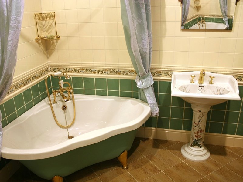 Треугольная ванна: диковинка или незаменимый предмет интерьера?