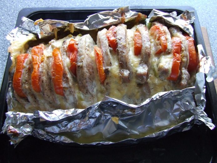 Мясо-гармошка с помидорами и сыром в духовке: рецепт