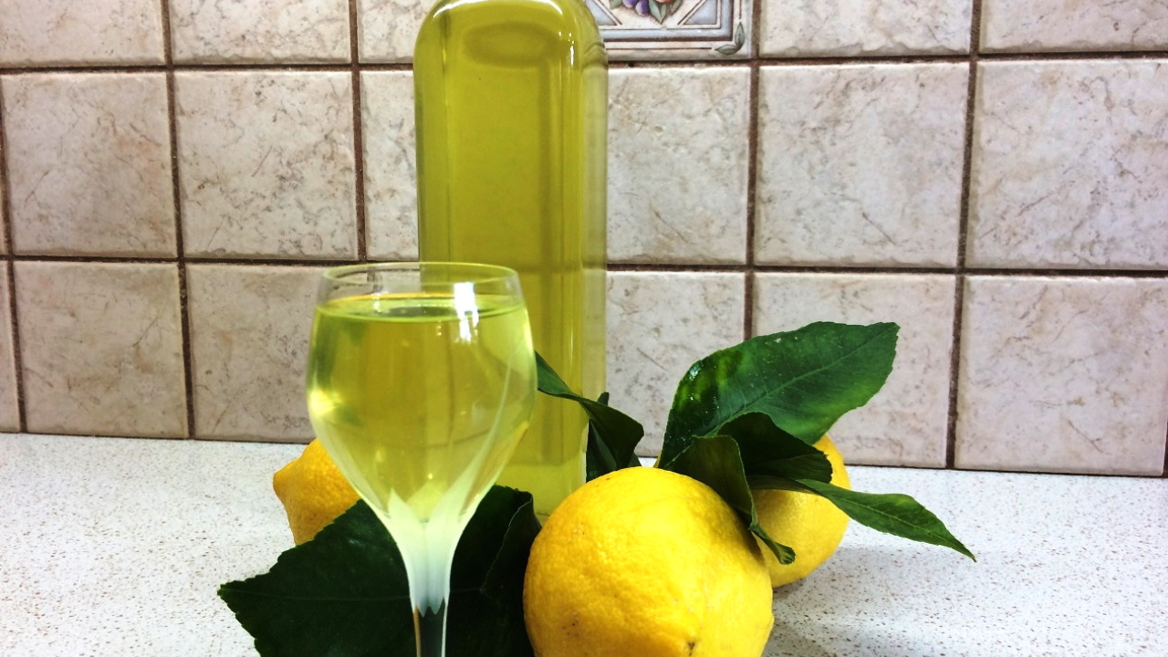 Лимончелло лимонный. Лимончелло ликер. Лимонный ликёр Limoncello. Лимончелло итальянская. Лимончелло фото.